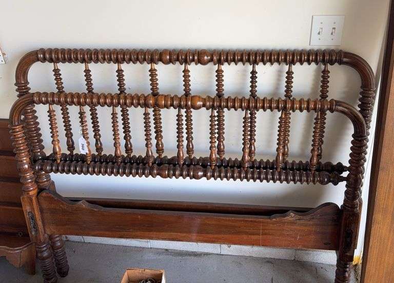 Vintage Jinny Lin full size bed image