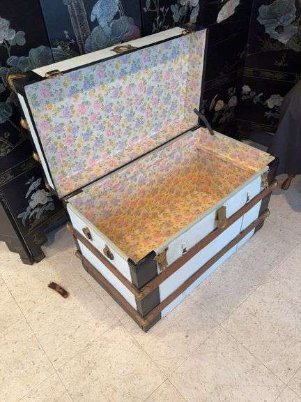 Painted flat top trunk w/ no liner image