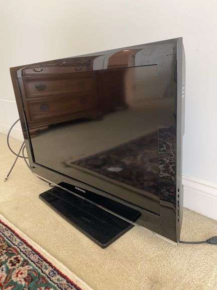 32” SAMSUNG flat screen TV on stand (no remote) image