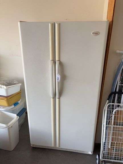 Frigidaire 22.2 cu ft side x side refrigerator ( no ice maker) image