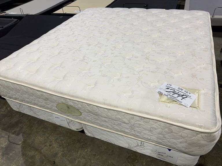 KING MATTRESS COVER 3452 DISCONT. - SOLSTICE SLEEP PRODUCTS Mattress and box spring image