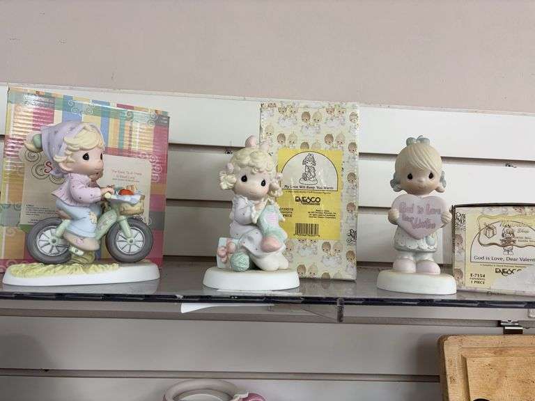 Precious moments figurines image