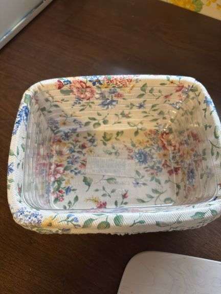 Longaberger White washed bread basket with lid, protector, botanical gardens liner dated 2002 and whitewashed address basket with no address cards . Does have liner and protector . Both baskets are dated 2002.