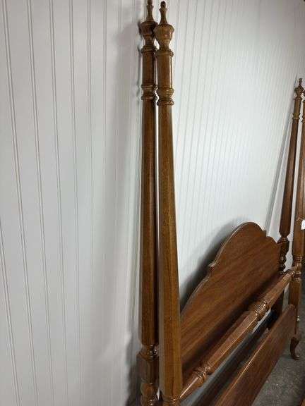 Beautiful 4 post Thomasville Queen size bed