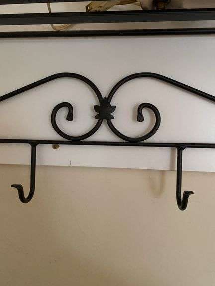 Longaberger metal wall shelf (bring star and Phillips screwdriver to dismantle) 32”w x 9”d x 11”h, excludes contents on top