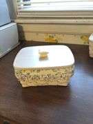 Longaberger White washed bread basket with lid, protector, botanical gardens liner dated 2002 and whitewashed address basket with no address cards . Does have liner and protector . Both baskets are dated 2002.