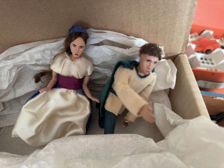 Vintage doll chest and contents, Romeo and Juliet dolls