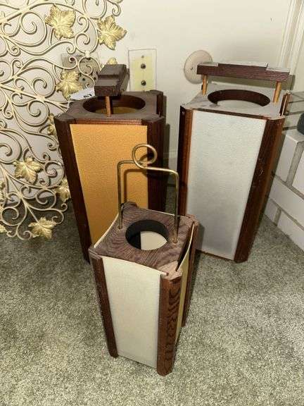 Vintage plastic decorative clock, 3 lanterns