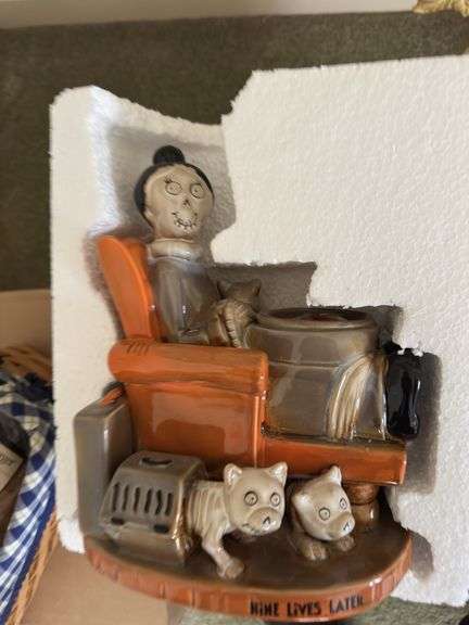 1 Longaberger basket &1 Yankees candle Halloween candle