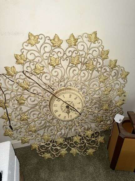 Vintage plastic decorative clock, 3 lanterns