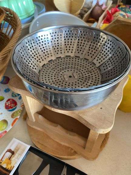 Wicker baskets, wood accessories, plastic containers, miscellaneous