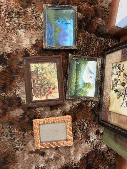 Lot of framed pictures