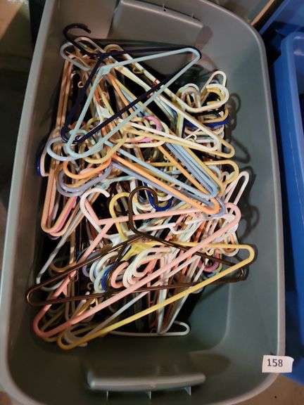 Plastic Tubs w/ hangers, linens