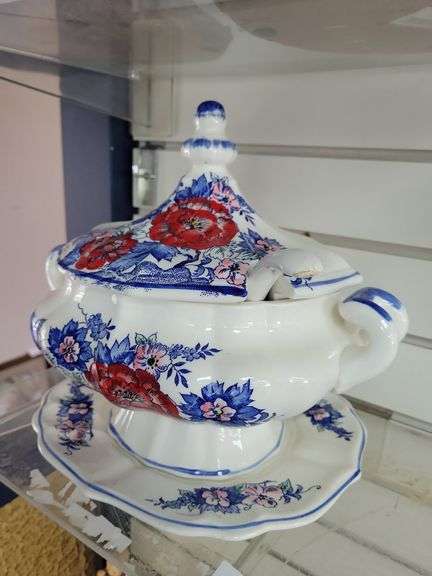 Tureen w/Lid, Ladle and Platter image
