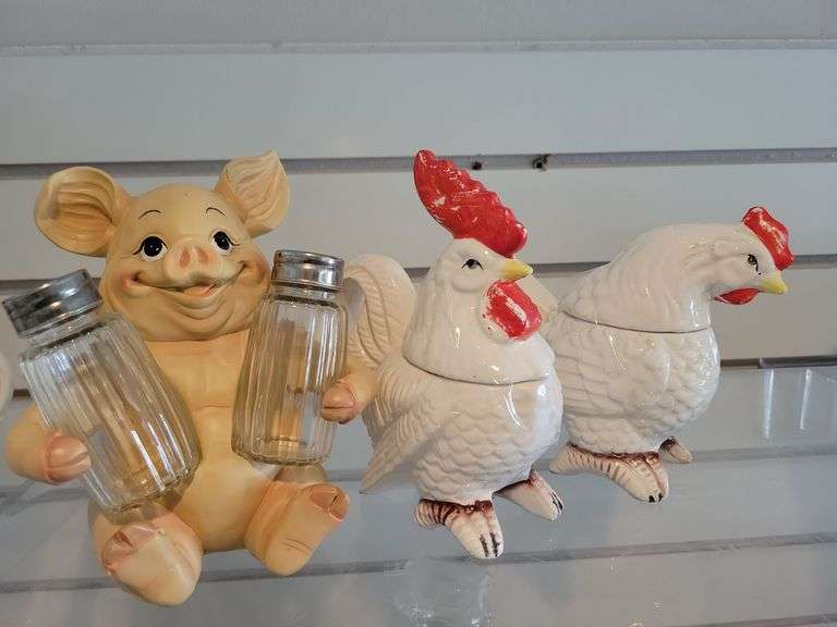 Chicken Salt and Pepper Shakers (Japan), Pig Holding Shakers image