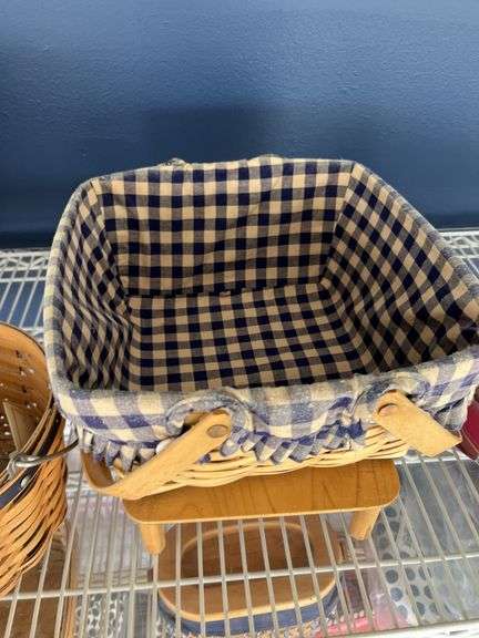 Longaberger round basket, basket w/ handles & pedestal