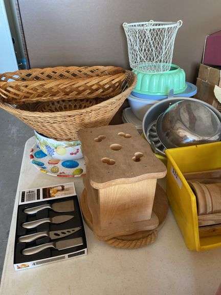 Wicker baskets, wood accessories, plastic containers, miscellaneous
