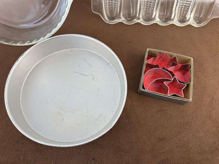 Vintage Bakeware Lot – Fire King Pie Plate, Miracle Maize Glass Corn Mold, Cake Pan & Cookie Cutters