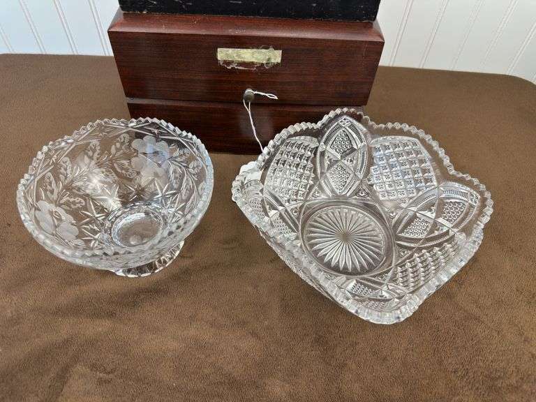 Crystal goblets in case, glass casters in case, 2 crystal bowls