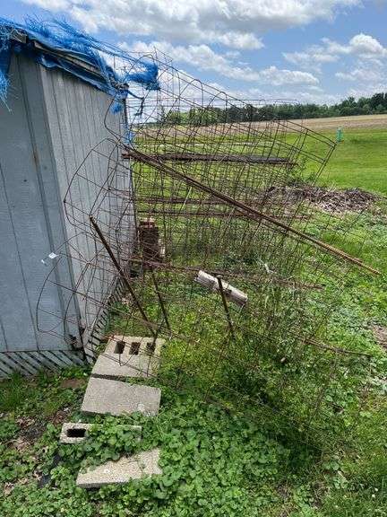 Approx 15 wire tomato cages