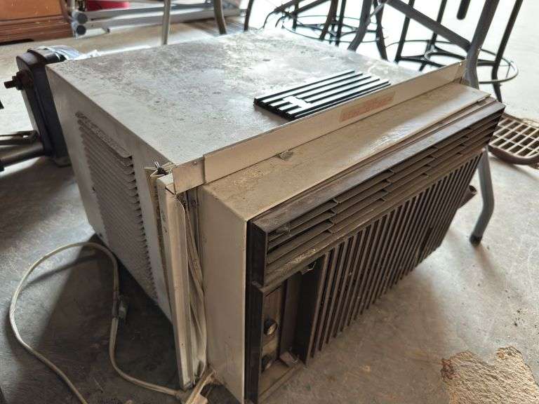 Window air conditioner 22 x 14 - working/cool when tested
