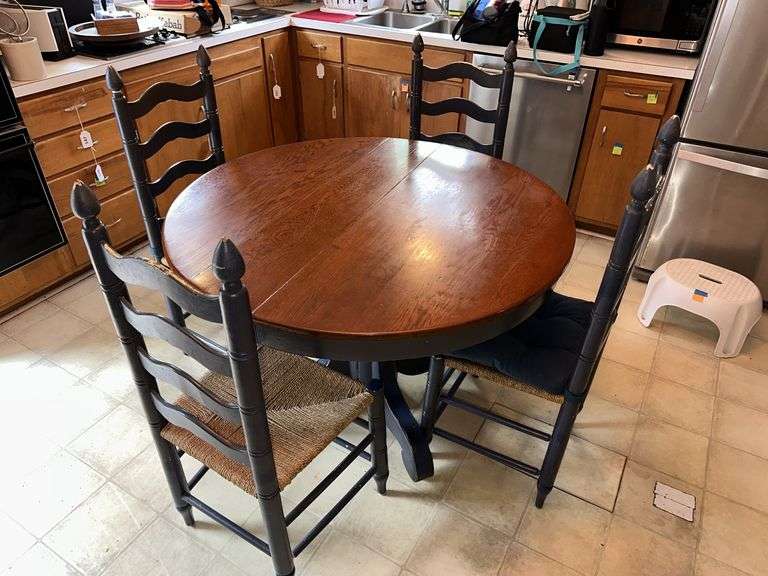 Round table kitchen and 4 chairs 45” diameter