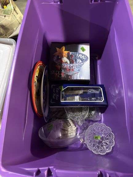 Tub of glass & plastic pieces, cake knife & server