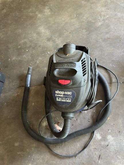 4 gallon shop vac. In garage image