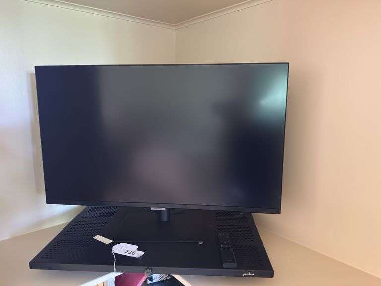 Samsung  32” tv with remote & slide base