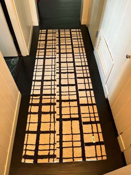 Poly black/ivory 2-6” x 7’6” rug