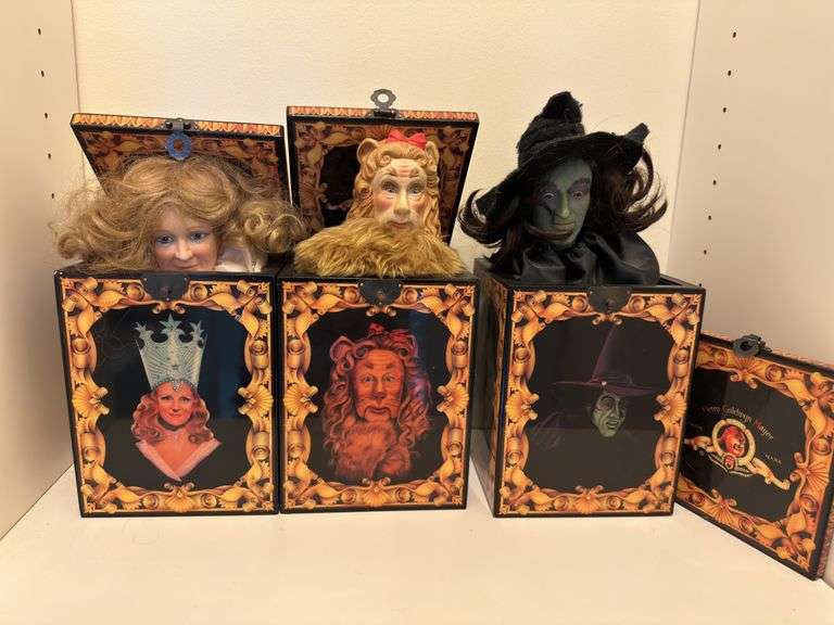 Wizard of Oz (Jack in the box ) ( one lid unattached) set of 4 artificial orchids, blanket. image