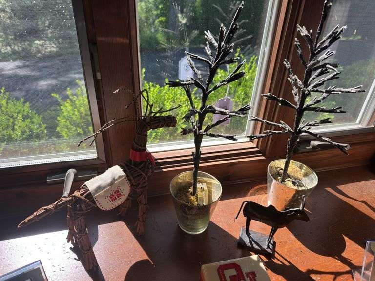 Grapevine horse figure, metal bull figure, 2 lighted trees, Oklahoma University music box image