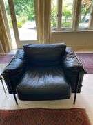 Pair of Montis black leather and tubular metal chairs in the manner of Le Corbusier LC3 armchair, excellent vintage condition