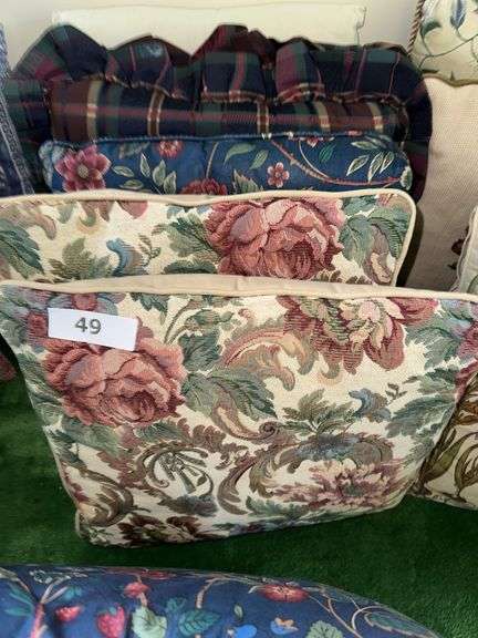 Lot of throw pillows