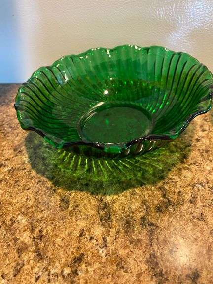 2 emerald green bowls, pair of green swans