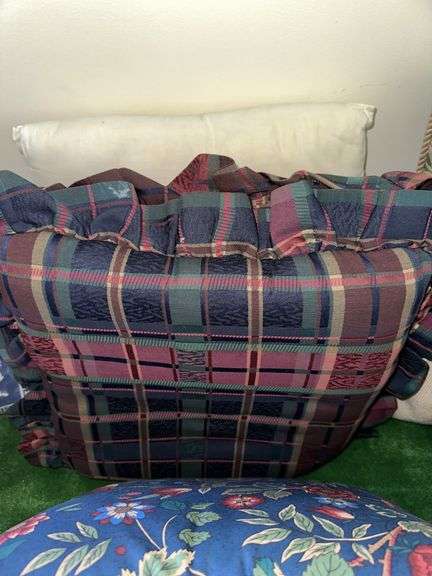 Lot of throw pillows