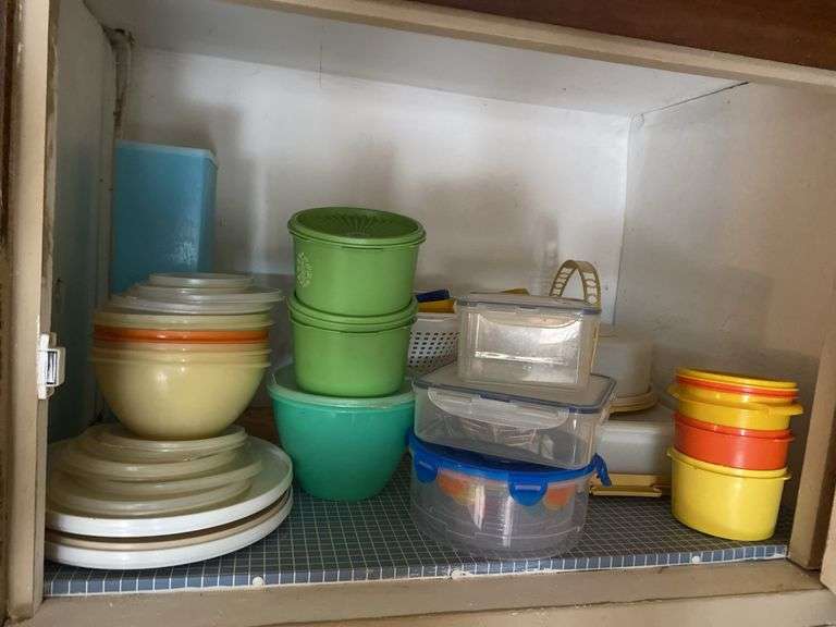 Tupperware and miscellaneous plastic dishes
