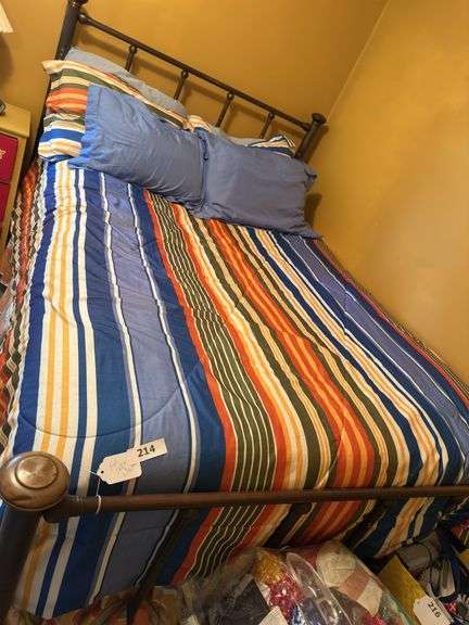 Full size brass bed (much loved) image