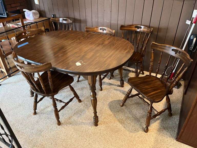 Pine table w/ 6 chairs & 2 leaves