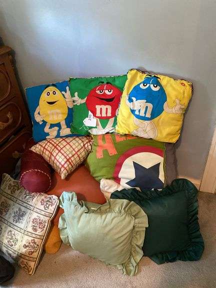 Assorted pillows image