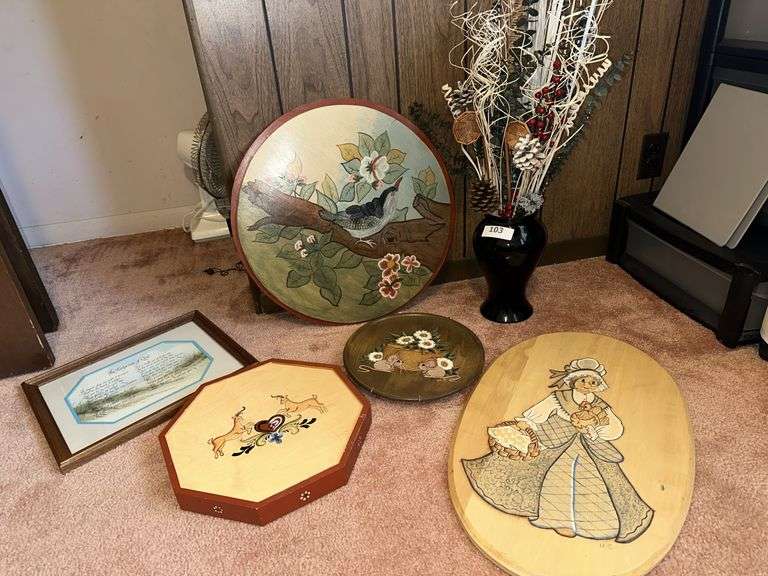Lot of wooden wall hangings, vase with decorative stems
