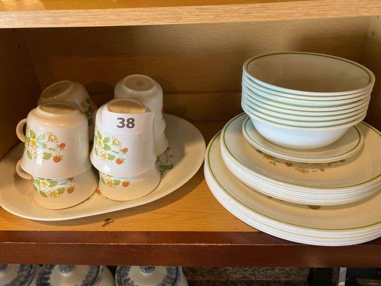 Set of Corelle dishes “Strawberry Sundae” 34 pieces