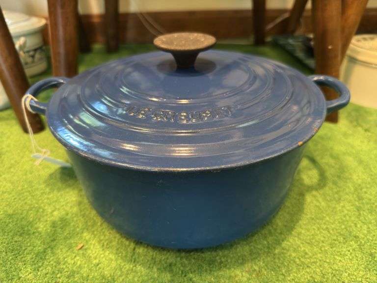 Le Crueset double handle pot with lid