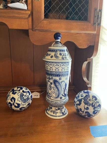 2 blue/white decorative balls, blue/white covered jar