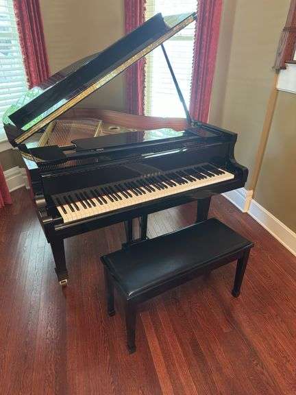 Yamaha Baby Grand Piano in ebony with piano stool