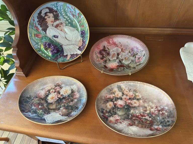 4 collectors plates image