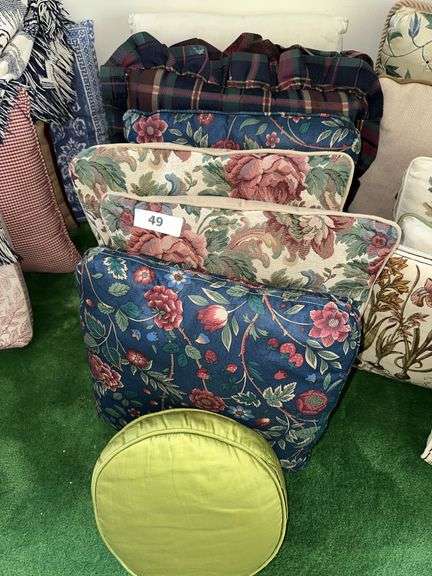 Lot of throw pillows