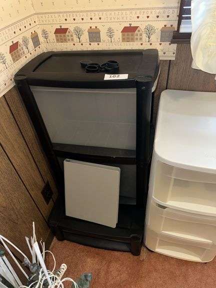 2 plastic drawer units