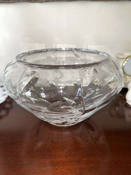 Crystal bowl with leaf pattern