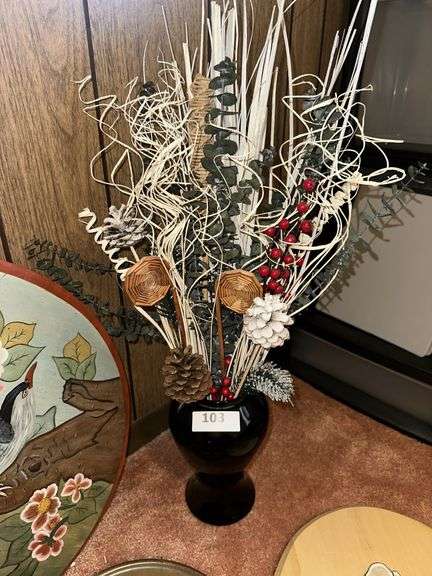 Lot of wooden wall hangings, vase with decorative stems